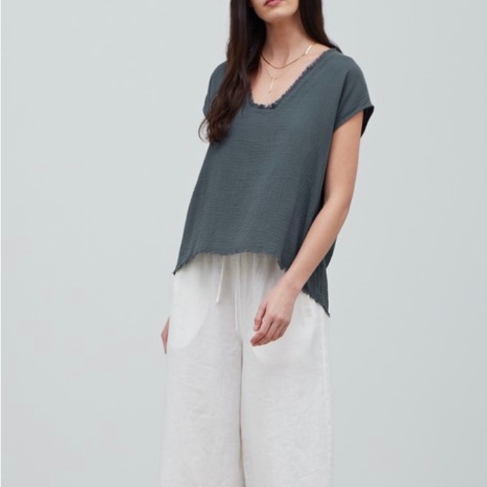 Squared neck shell solid gauze blouse